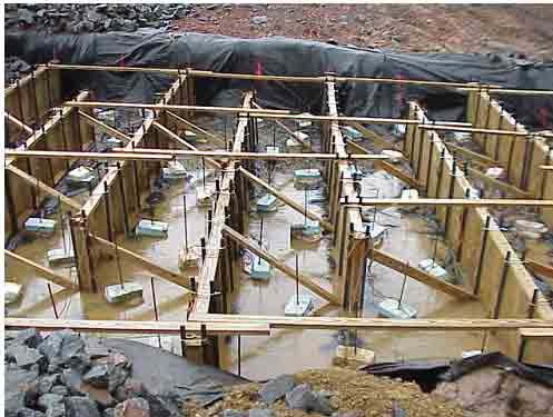 Excavated box mixing chamber with raceway baffles for Floc Logs