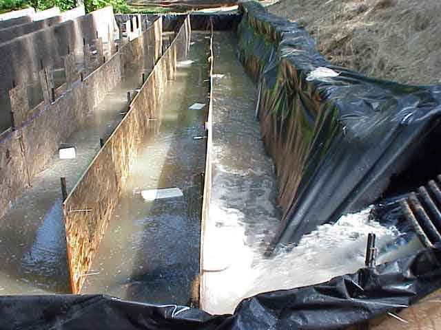 Plastic-lined raceway mixing channel with baffles for APS Floc Logs